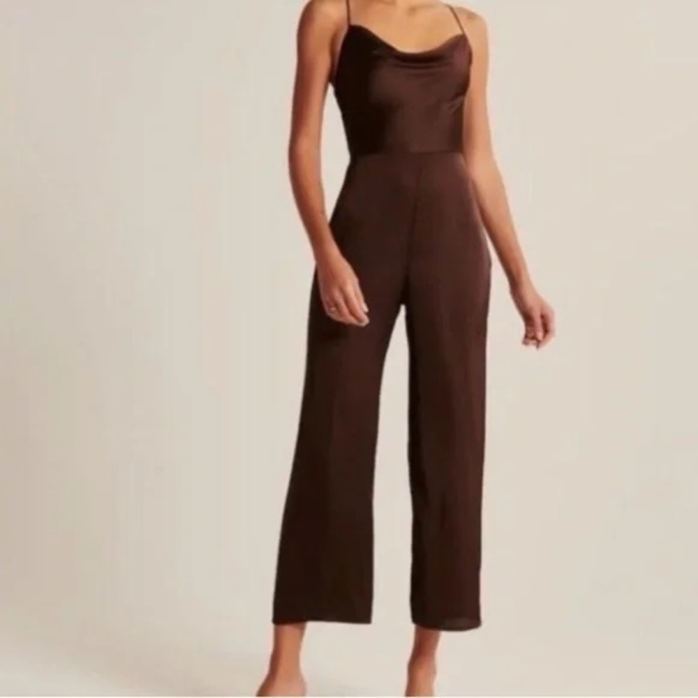 Effortlessly Chic! Abercrombie & Fitch Satin
Cropped Jumpsuit - XS